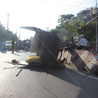 Tin tức trong ngày - Xe ba gác leo dải phân cách, một người chết thảm