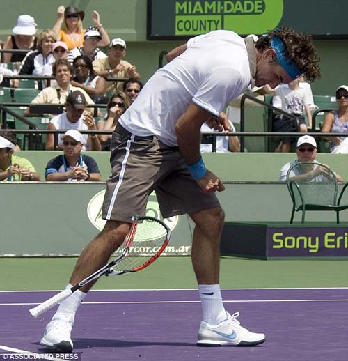 Federer phá nát vợt trong Top 10 pha đập vợt - 1