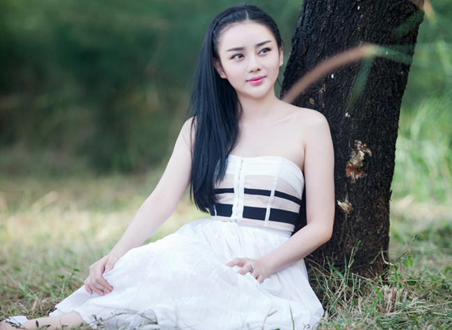 Angela Minh Châu sở hữu làn da trắng ngần và gương mặt thanh tú.
