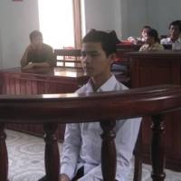 Pháp luật - Khống chế, quan hệ với cô gái trong nhà vệ sinh công cộng