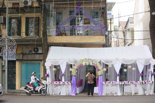 Căn nhà trên phố Hàng Khay sát bờ Hồ Hoàn Kiếm của gia đình ca sỹ Tuấn Hưng trong hôm ăn hỏi ngày 1 tháng 4 vừa qua.
