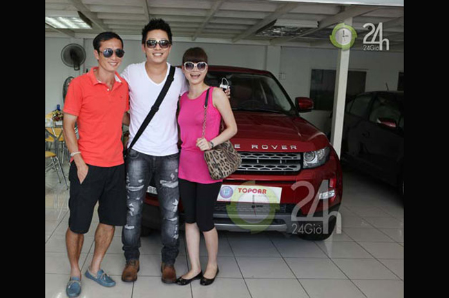 Khi đó, anh cùng với cựu cầu thủ Đặng Phương Nam đi thử xe mới.
