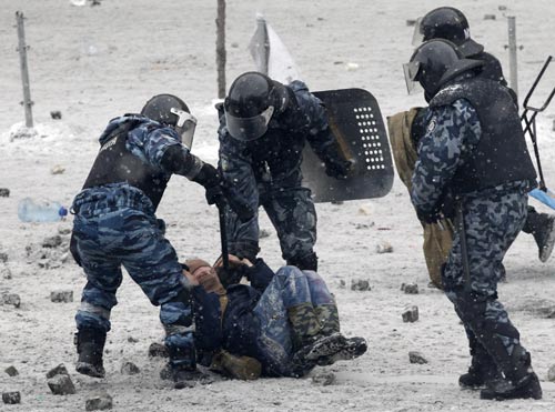 Ukraine bắt 12 đặc nhiệm Berkut sát hại dân thường - 1