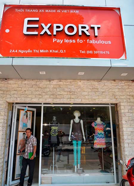 Táo tợn dùng súng cướp tiền ở cửa hàng thời trang - 1