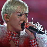 Miley Cyrus khóc thảm thiết trên sân khấu