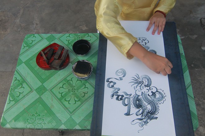 Cậu bé lớp 5 biết vẽ chữ như rồng phượng - 10