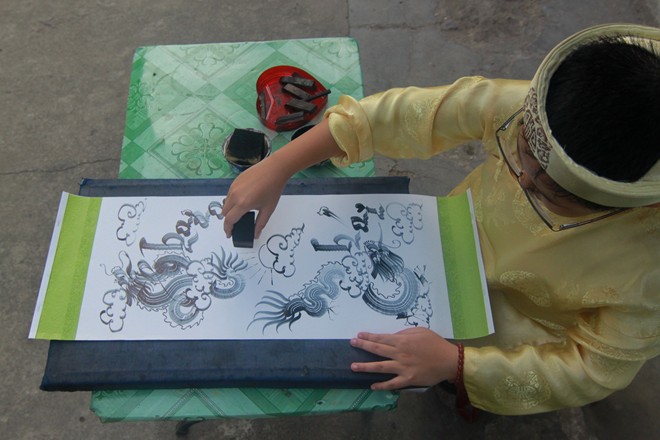 Cậu bé lớp 5 biết vẽ chữ như rồng phượng - 11