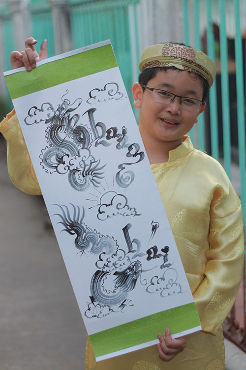 Cậu bé lớp 5 biết vẽ chữ như rồng phượng - 12