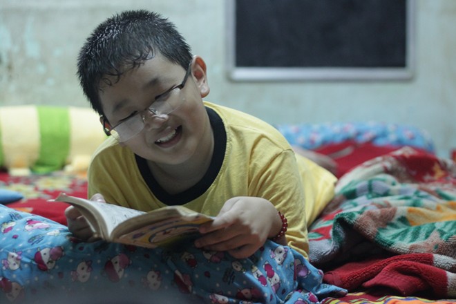 Cậu bé lớp 5 biết vẽ chữ như rồng phượng - 16