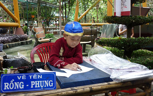 Cậu bé lớp 5 biết vẽ chữ như rồng phượng - 17
