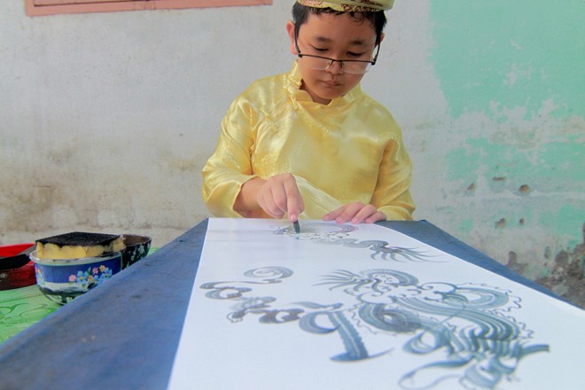 Cậu bé lớp 5 biết vẽ chữ như rồng phượng - 2
