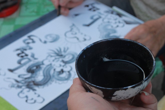 Cậu bé lớp 5 biết vẽ chữ như rồng phượng - 3