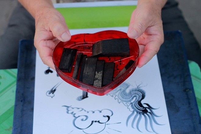 Cậu bé lớp 5 biết vẽ chữ như rồng phượng - 4