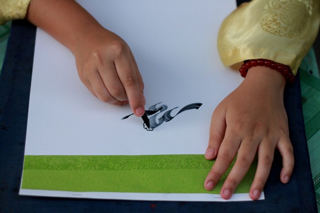 Cậu bé lớp 5 biết vẽ chữ như rồng phượng - 5