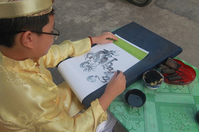 Cậu bé lớp 5 biết vẽ chữ như rồng phượng - 7