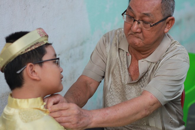 Cậu bé lớp 5 biết vẽ chữ như rồng phượng - 8