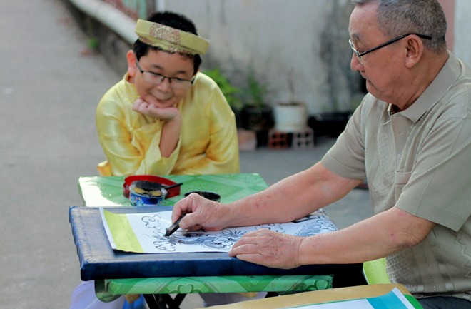 Cậu bé lớp 5 biết vẽ chữ như rồng phượng - 9