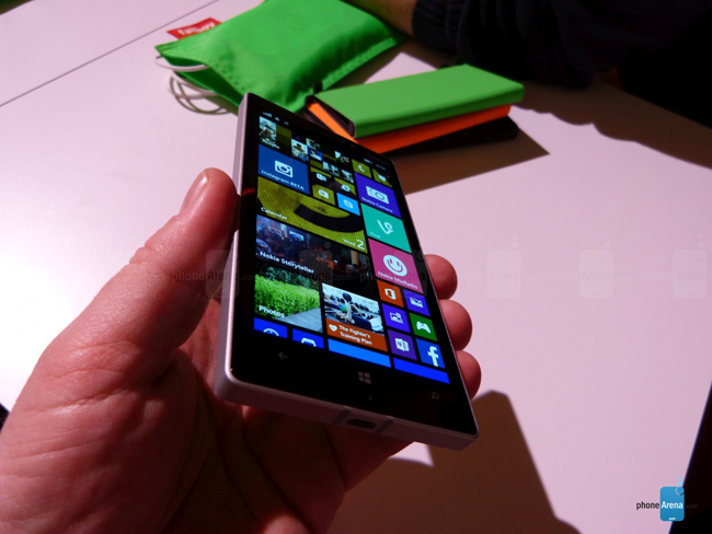 Lumia 930 có thiết kế vuông vắn, và khá chắc chắn khi cầm trên tay
