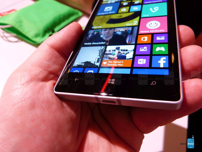 Lumia 930 hỗ trợ các kết nối Wi-Fi chuẩn n, Bluetooth 4.0, NFC, USB 2.0, tích hợp FM radio và sử dụng chuẩn nano-SIM.
