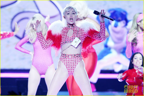 Miley Cyrus khóc thảm thiết trên sân khấu - 1