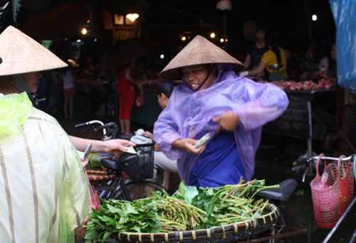 Lợn nuôi nước gạo, cua lấm lem bùn hút khách thành phố - 2