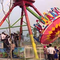 Tin tức trong ngày - Đu quay rơi xuống đất, 6 học sinh nhập viện