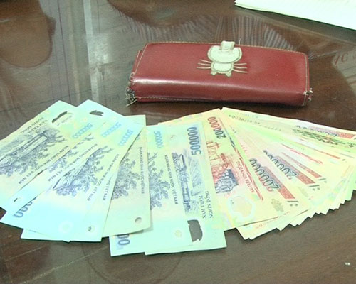 Bắt quả tang cặp vợ chồng móc túi trên xe buýt - 2