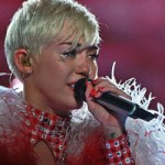 Ca nhạc - MTV - Miley Cyrus khóc thảm thiết trên sân khấu