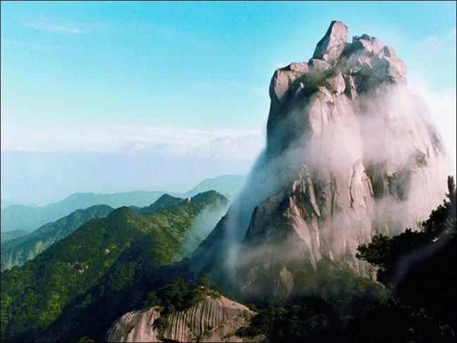 Hành Sơn cách trung tâm thành phố Hành Dương, Hồ Nam 50 km, gồm những vách đá có địa thế dựng đứng, hình thù kỳ quái. Toàn bộ Hành Sơn có 72 đỉnh núi lớn nhỏ, nhiều suối hồ, thác nước và hang động đẹp mắt. Cách đây 2000 năm, Hành Sơn đã là địa danh nổi tiếng khắp Trung Hoa, thu hút nhiều tao nhân mặc khách đến viếng cảnh, lưu lại nhiều bài thơ được khắc trên vách đá, trong đó có bút tích của nhà thơ Lý Bạch và Đỗ Phủ.
