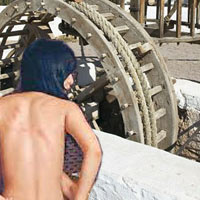 Phi thường - kỳ quặc - Cứu cô gái ngã xuống giếng khi đang "mây mưa"