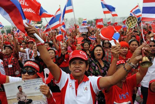 Thái Lan: 500.000 người tuần hành bảo vệ Thủ tướng - 1