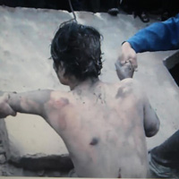 Pháp luật - Huy động máy cẩu cứu kẻ "ngáo đá" dưới ống cống