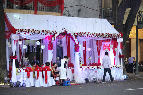 Xúc động nghe Tuấn Hưng hát tặng vợ trong lễ cưới - 19