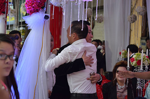 Xúc động nghe Tuấn Hưng hát tặng vợ trong lễ cưới - 16