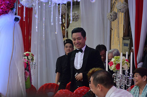 Xúc động nghe Tuấn Hưng hát tặng vợ trong lễ cưới - 15