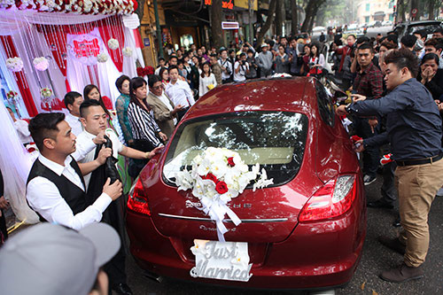 Xúc động nghe Tuấn Hưng hát tặng vợ trong lễ cưới - 13