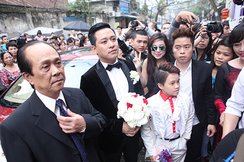 Xúc động nghe Tuấn Hưng hát tặng vợ trong lễ cưới - 3