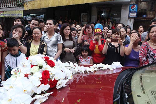 Xúc động nghe Tuấn Hưng hát tặng vợ trong lễ cưới - 2