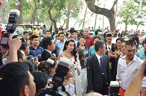 Xúc động nghe Tuấn Hưng hát tặng vợ trong lễ cưới - 15