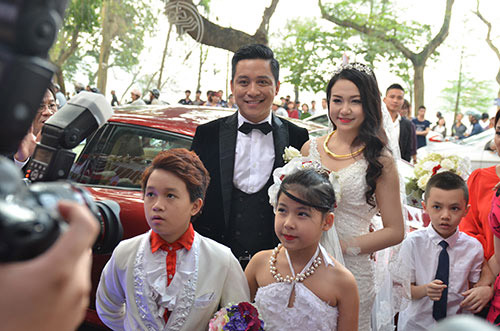 Xúc động nghe Tuấn Hưng hát tặng vợ trong lễ cưới - 18