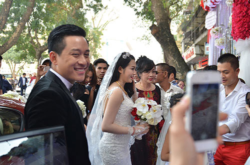 Xúc động nghe Tuấn Hưng hát tặng vợ trong lễ cưới - 19