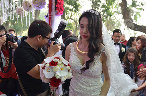 Xúc động nghe Tuấn Hưng hát tặng vợ trong lễ cưới - 16