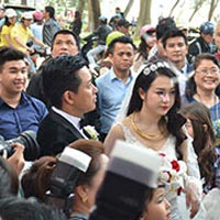 Ca nhạc - MTV - Clip: Vợ chồng Tuấn Hưng bị "bao vây"