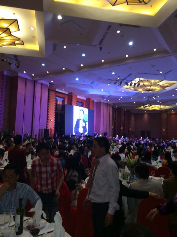 Xúc động nghe Tuấn Hưng hát tặng vợ trong lễ cưới - 9