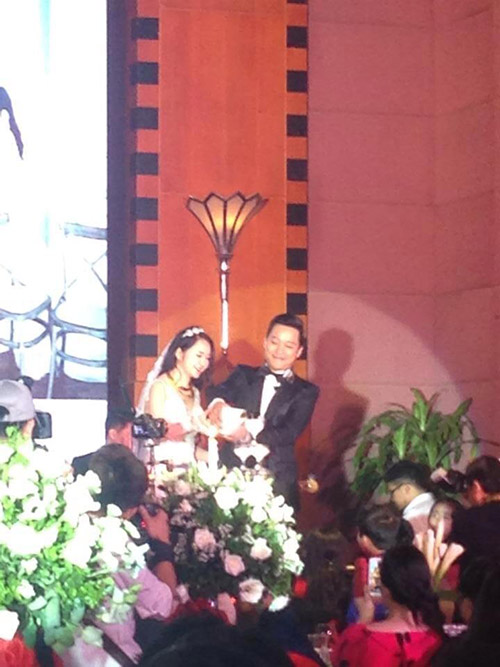 Xúc động nghe Tuấn Hưng hát tặng vợ trong lễ cưới - 6