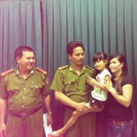 Tin tức trong ngày - "Mẹ mìn" dụ dỗ bé 6 tuổi cướp bông tai vàng