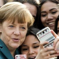 Ảnh ấn tượng: Thủ tướng Đức chụp ảnh "tự sướng"