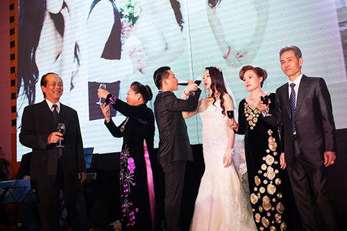 Xúc động nghe Tuấn Hưng hát tặng vợ trong lễ cưới - 2