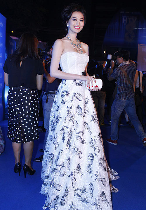 Nhức mắt vì Chung Thục Quyên hở bạo - 7