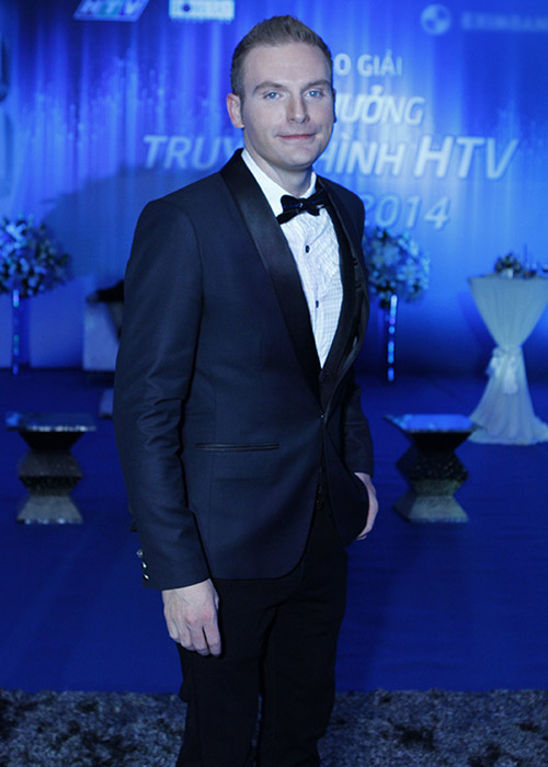 Nhức mắt vì Chung Thục Quyên hở bạo - 11